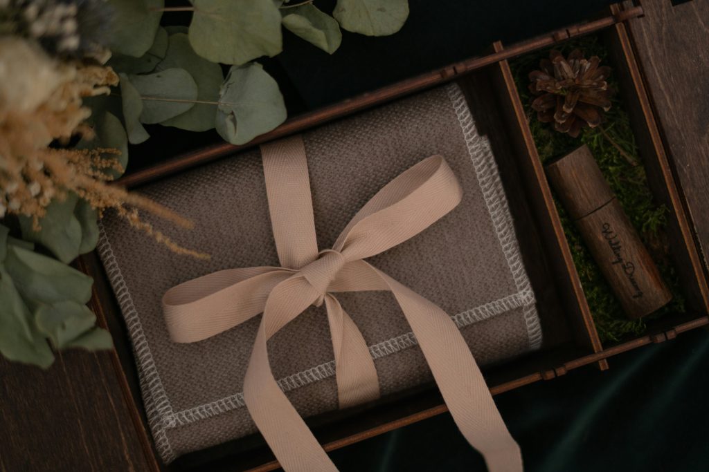Cultural Tips for Foreigners Doing Business in Albania in 2025 - Josei Life - gift giving